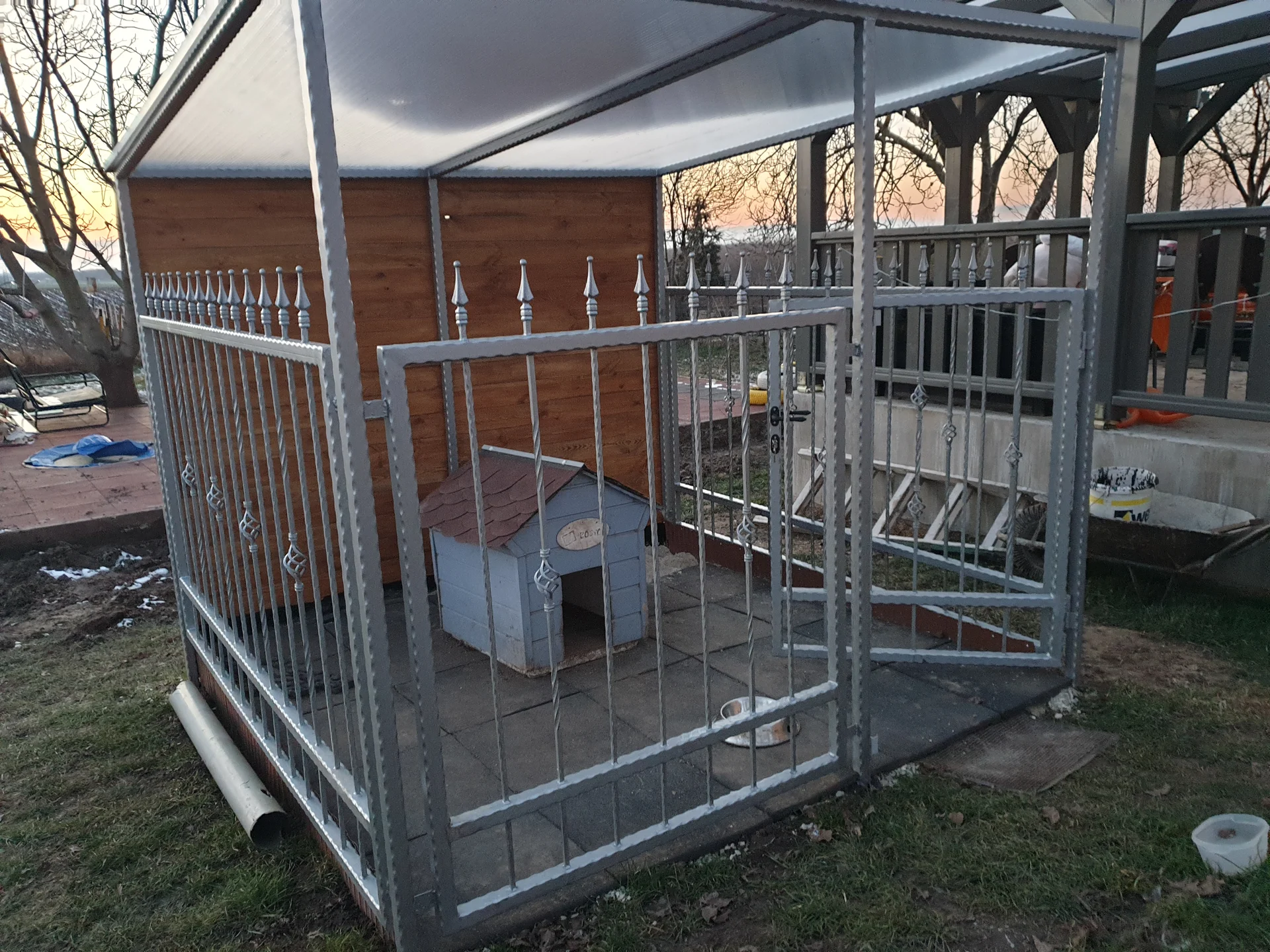 A biztonság és szeretet otthona – kovácsoltvas kutyakennel