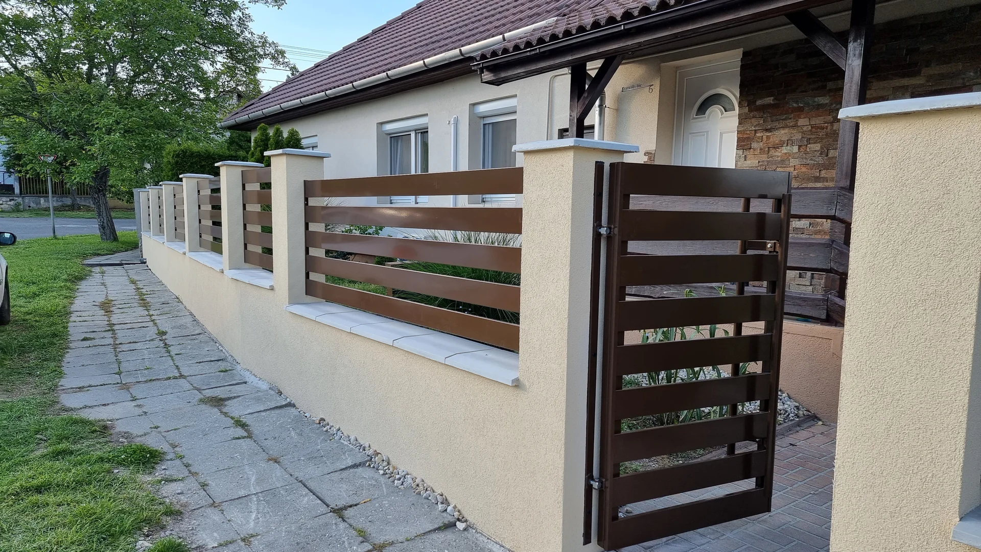 Modern kerítés,vizszintes sávozás, Letisztult stílus!