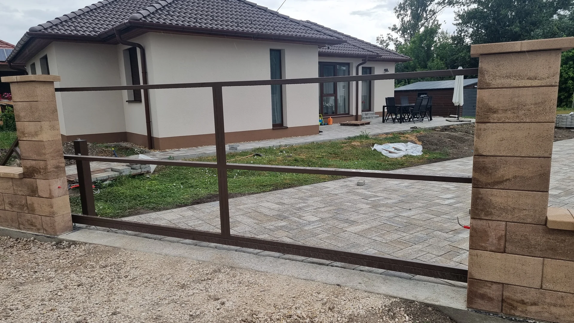 Úszókapuváz és személykapu
