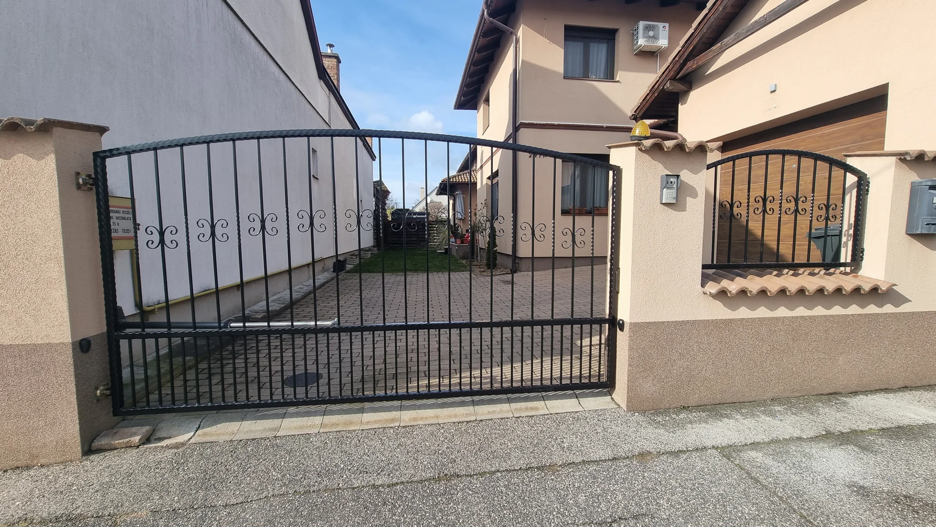 Kovácsoltvas kapu és kerítéselem javítás